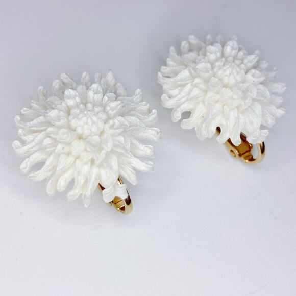 VTG 50s Flower Clip-On Earrings White Chrysanthemum Gold Tone Mid Century Floral - Picture 11 of 12